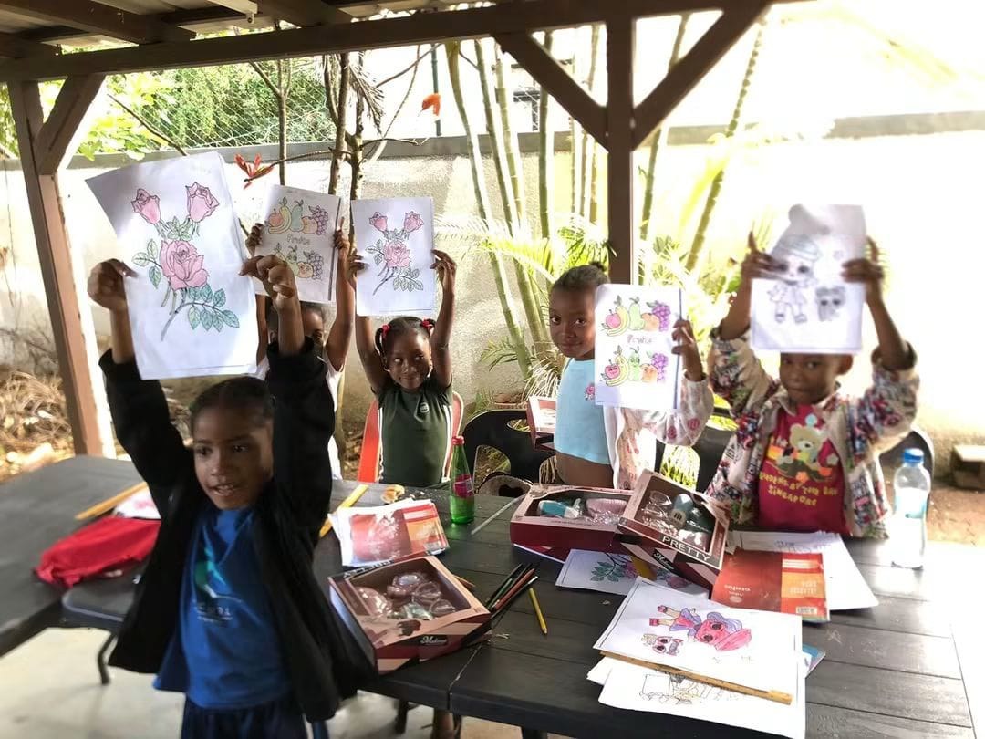 Enfants et éducateurs réunis autour d’une activité au centre Shreeji